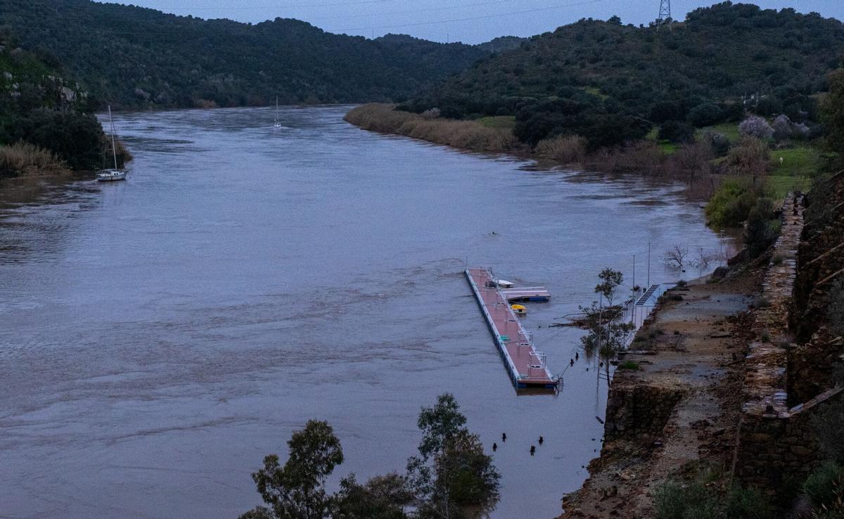Imagen del pantalán en Puerto de la Laja, en El Granado (Huelva), desprendido debido a la crecida del río Guadiana por el paso de la borrasca Leonardo. EFE/Alberto Díaz