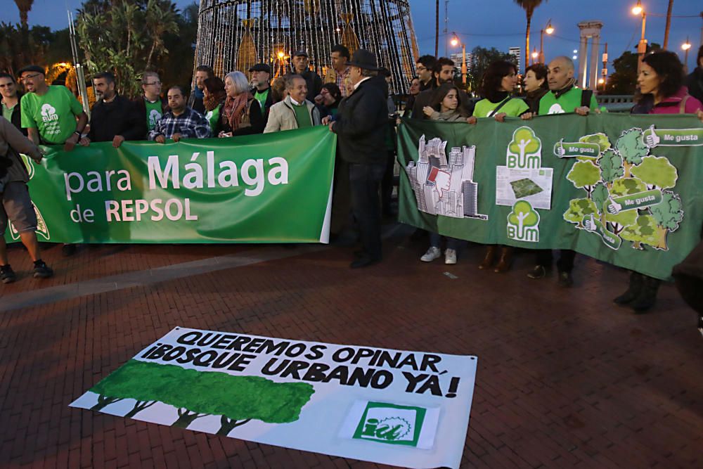 Un centenar de personas se concentran en la plaza de la Marina para pedir la construcción de un gran parque en los antiguos terrenos de Repsol.