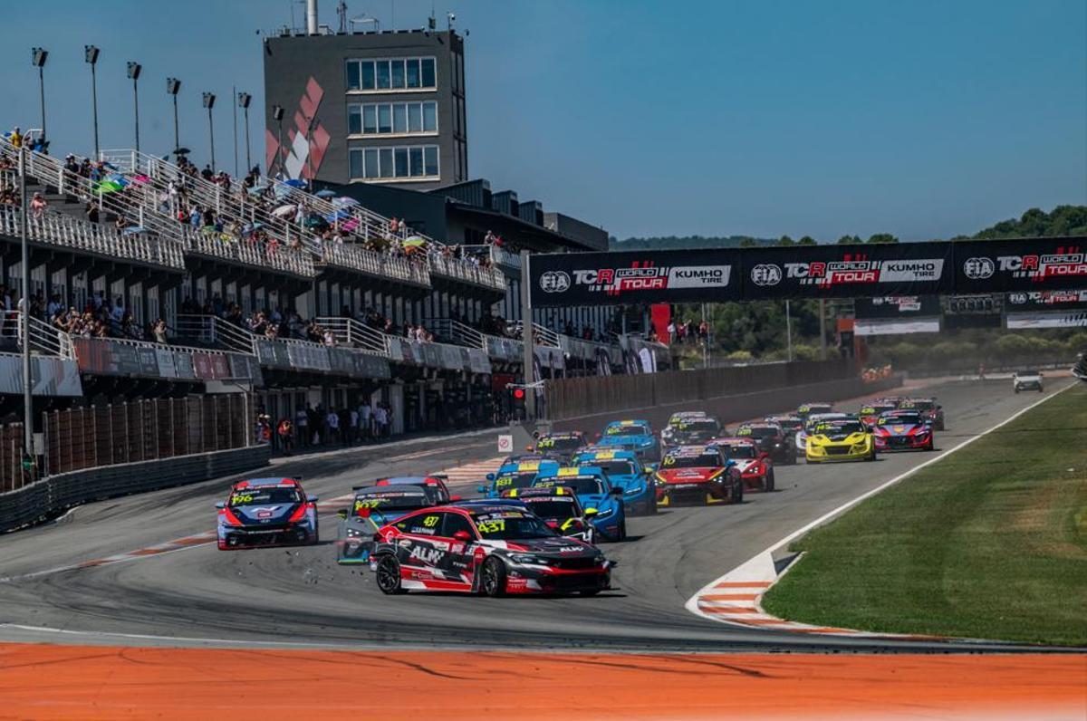 Salida de una de las carreras del Kumho FIA TCR World Tour en el Circuit Ricardo Tormo.