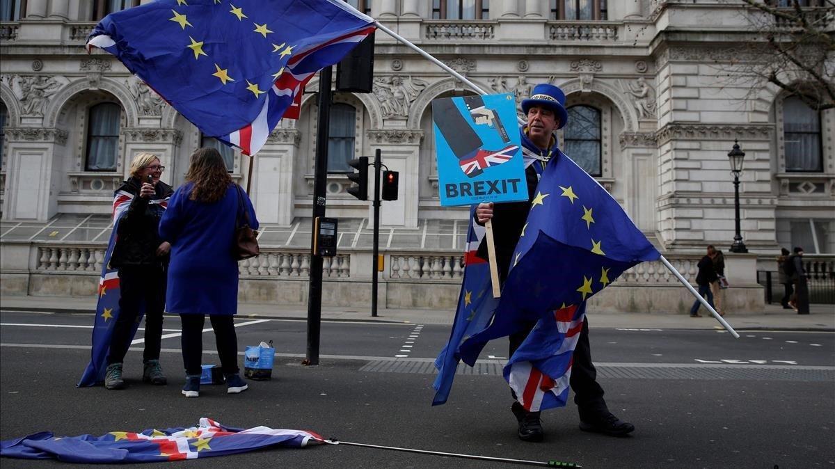 zentauroepp46408326 topshot   anti brexit campaigner steve bray holds eu flags a190103185849