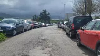 Caos de aparcamiento en Los Rodeos: coches en arcenes, en zonas privadas y al borde de huertas