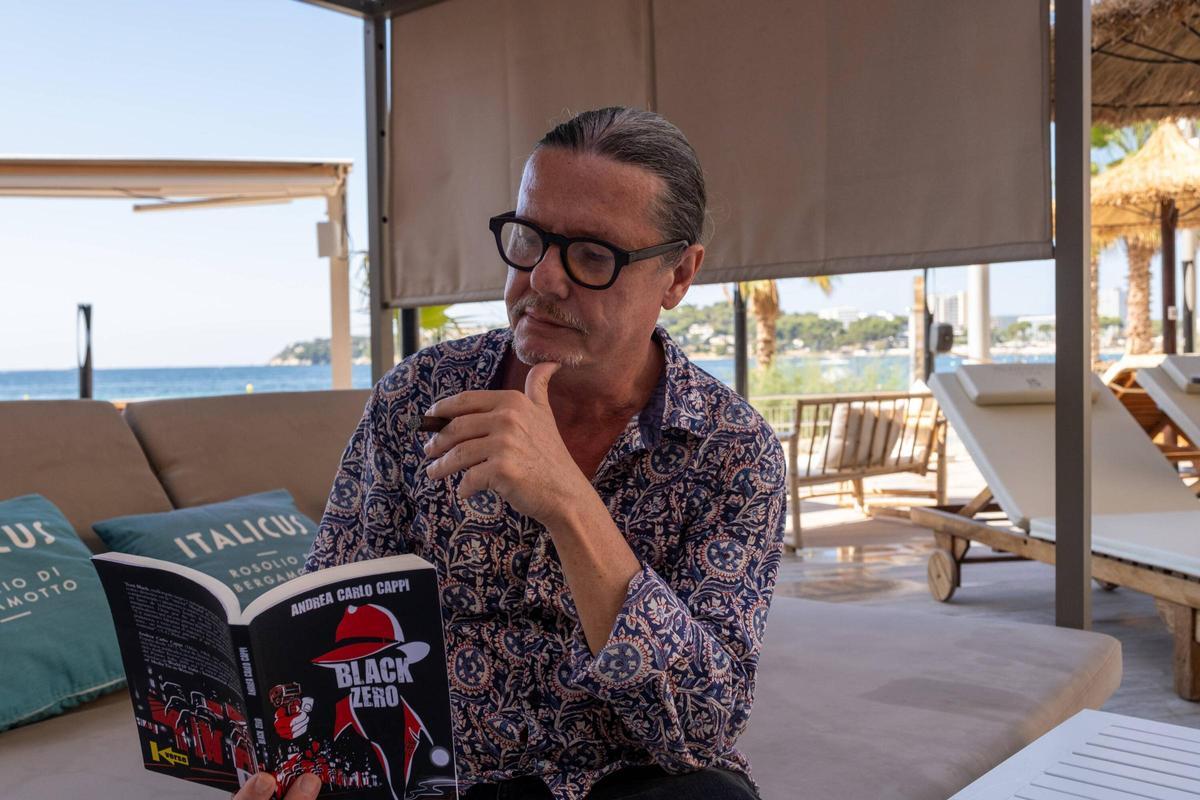 El escritor Andrea Carlo Cappi, con su libro 'Black Zero'