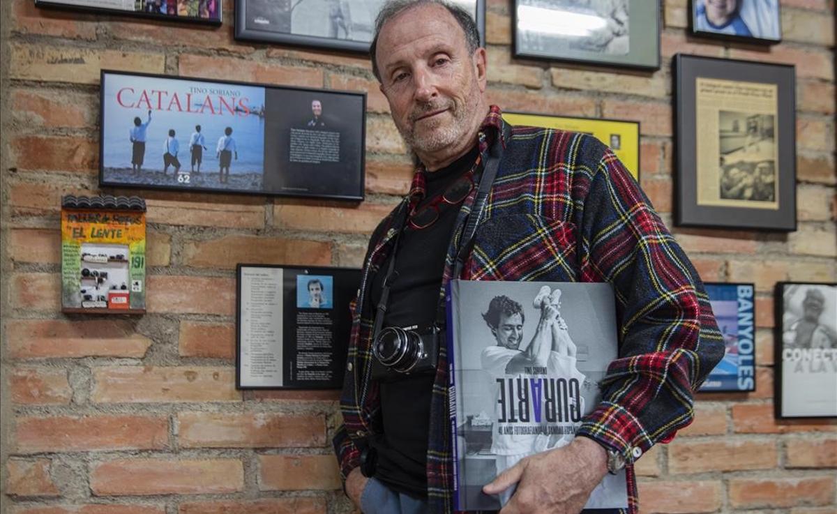 Tino Soriano comenta las fotografías de su libro ’CurArte’. En la foto, Soriano en su casa de Banyoles.