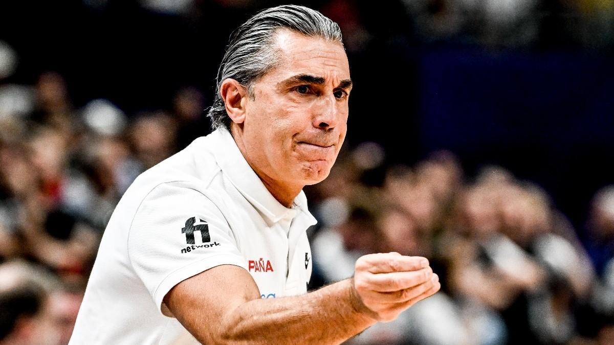 Scariolo, dando instrucciones desde la banda contra Alemania