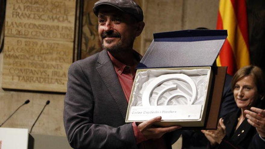 Carles Capdevila amb el Premi Nacional de Comunicació