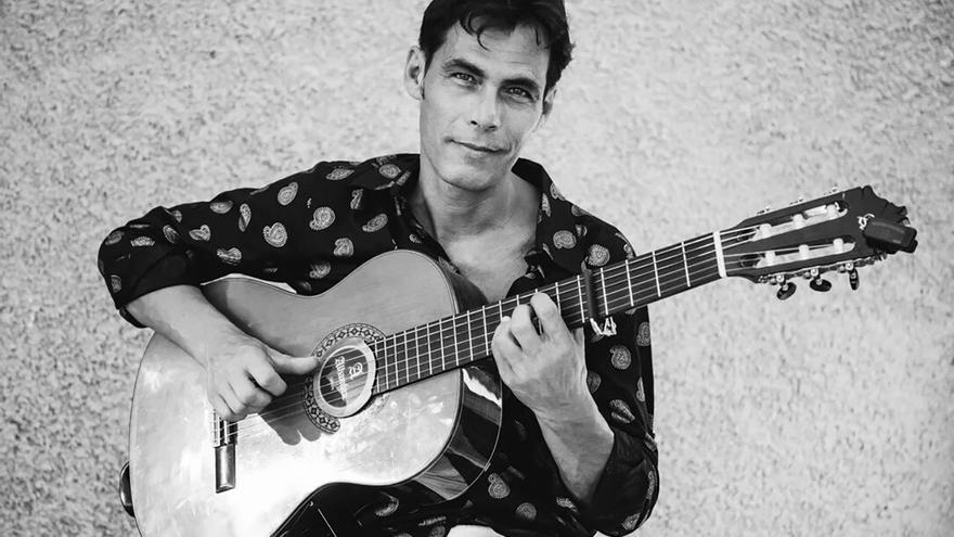 Música clásica con el guitarrista Oggie Marinski, en la terraza de Petunia Ibiza