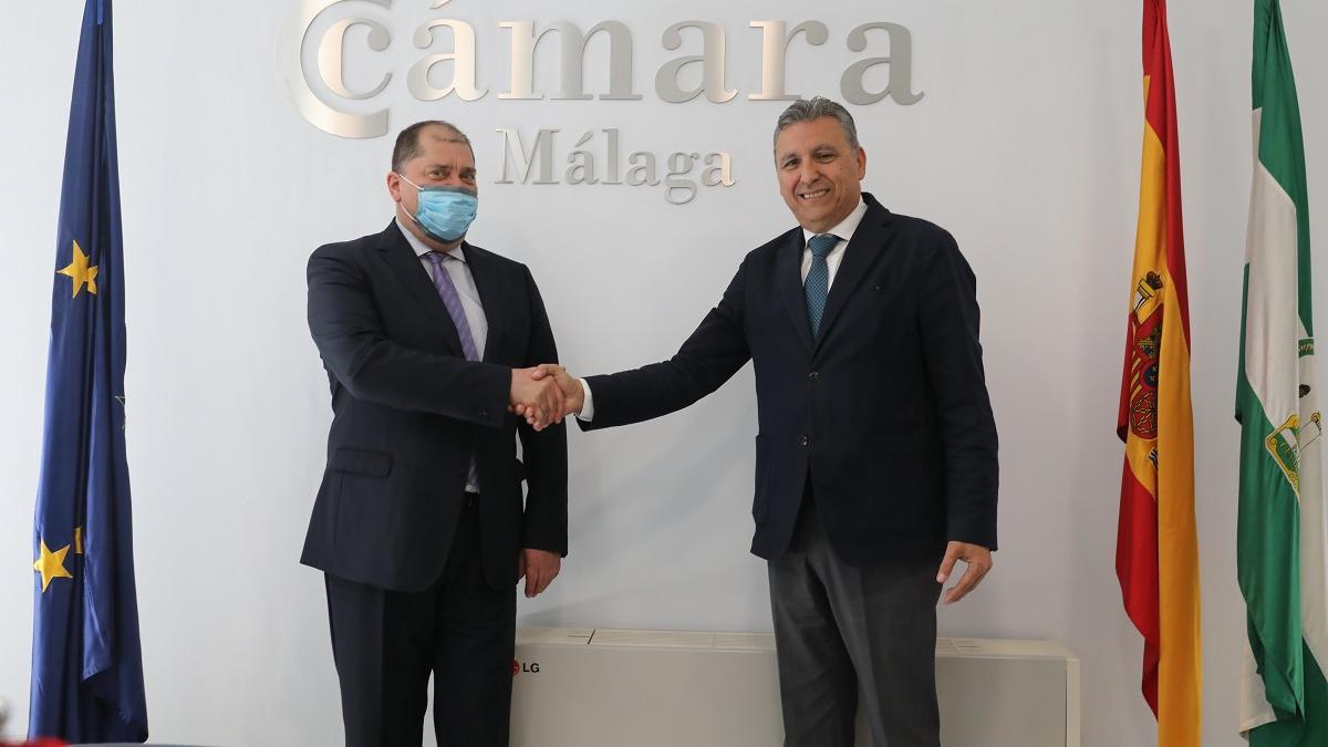 El embajador de Letonia, Maris Klišans, y el presidente de la Cámara de Málaga, Sergio Cuberos, este viernes.