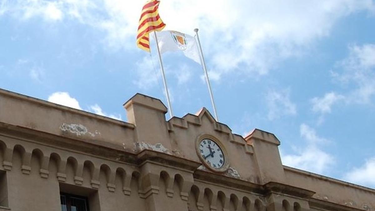 La 'senyera' y la bandera de Vilassar de Dalt ondean en el ayuntamiento.