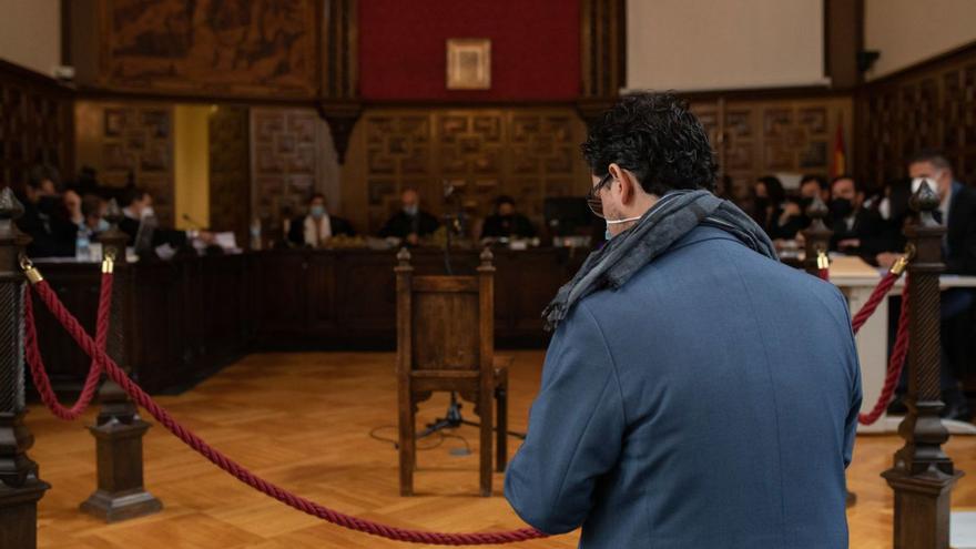 El condenado a pagar una multa por los tres fallecidos en el accidente, en el juicio de la Audiendia. | Emilio Fraile