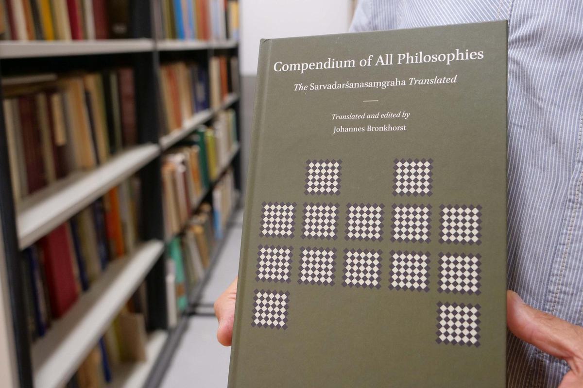 Uno de los libros publicados por Johannes Bronkhorst y que pertenecen a la colección donada a la UMA.