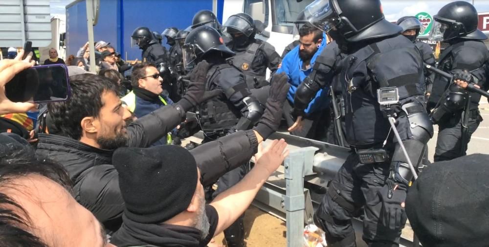 Els Mossos desallotgen els manifestants de l'AP-7