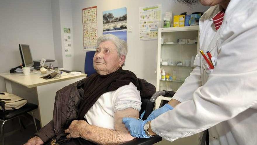 Una paciente en el centro de salud en la última campaña de vacunación contra la gripre. // Bernabé/J. Lalín