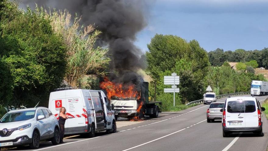 Crema un camió a Vilobí d’Onyar