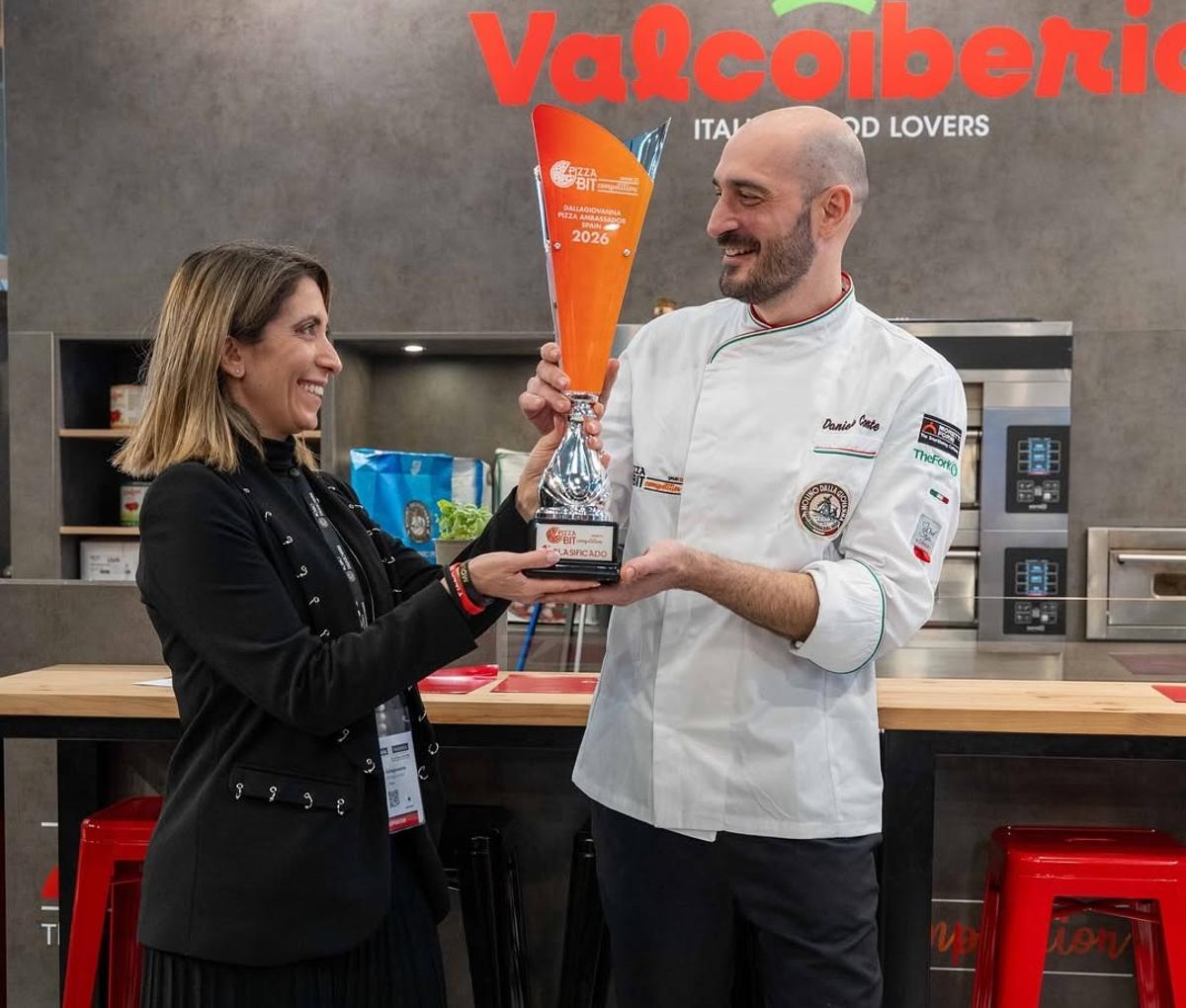 Daniele Conte, de València, recibe el premio de la Pizza Bit Competition España