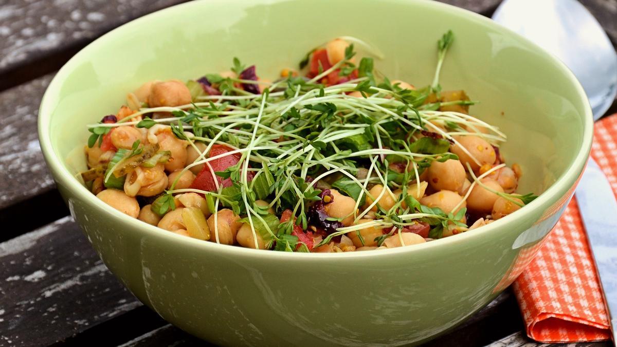 Una ensalada de garbanzos y verduras es un excelente plato cuando estás a dieta