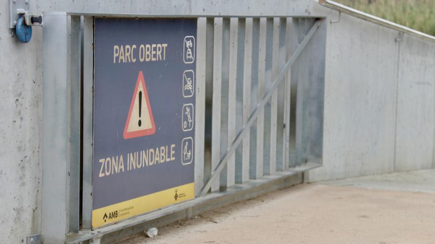 Una de les barreres que permeten el tancament del parc fluvial del Besòs, en cas de pluges intenses, a Montcada i Reixac