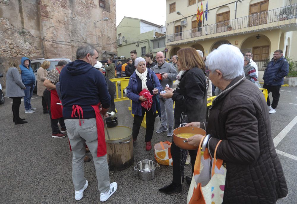 Reparto de calderas en Albalat dels Tarongers en día de su patrona.