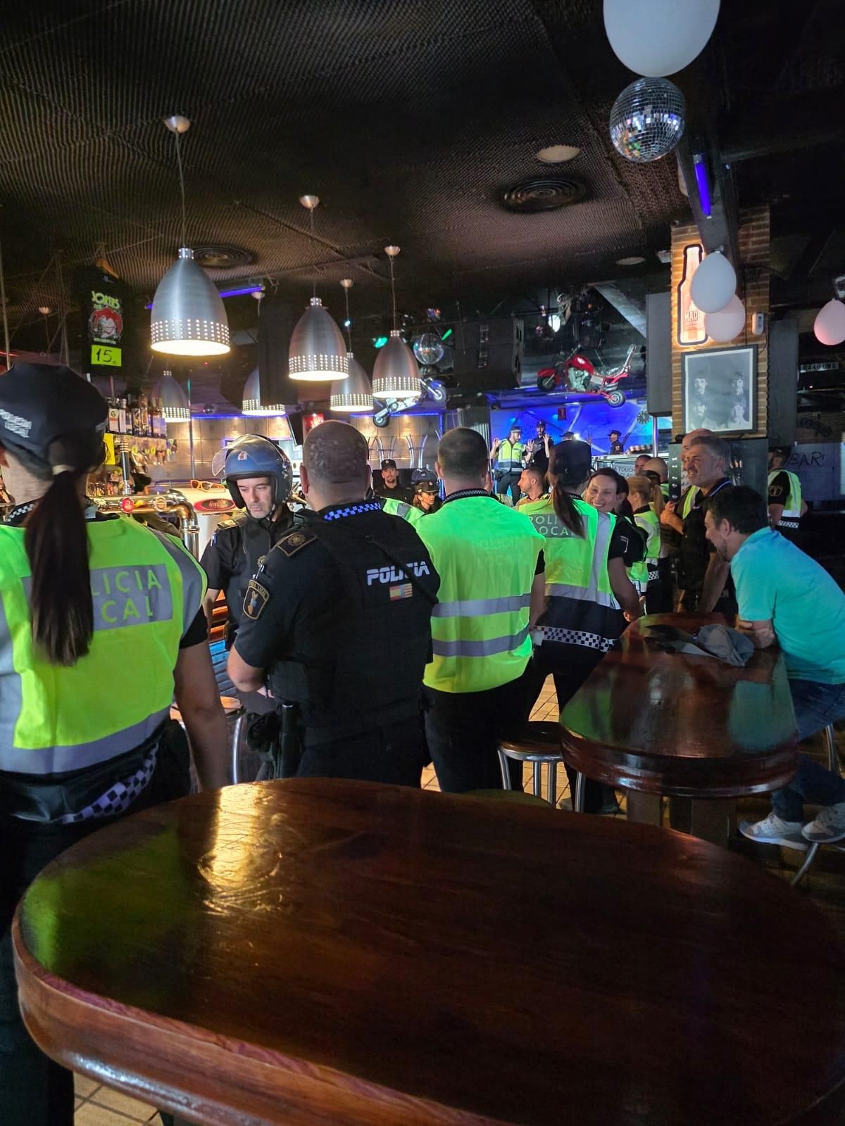 Los perros antidroga “entrenan” con la Policía Local de Benidorm en un pub de la zona inglesa