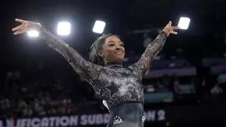 Simone Biles asombra y emociona en su regreso a los Juegos