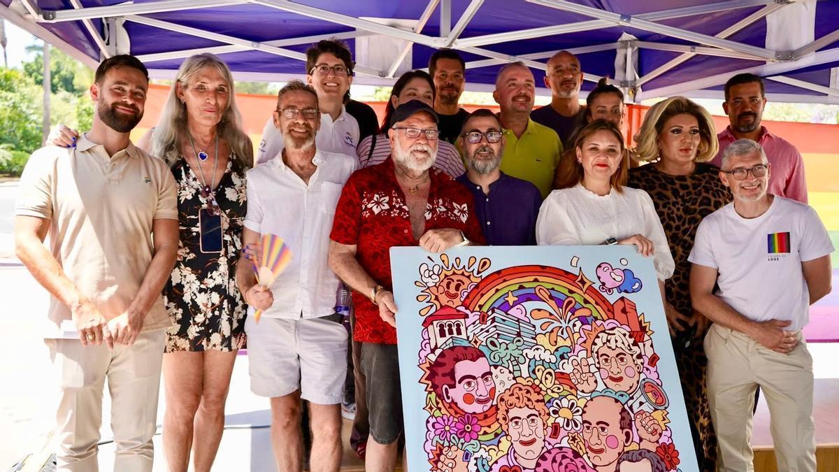 El Pride Torremolinos 2026 estalla con el izado de la bandera en la plaza del Ayuntamiento.