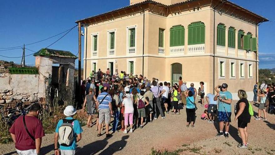 Visitants, ahir a la tarda, fent cua a l&#039;entrada de la torre Lluvià