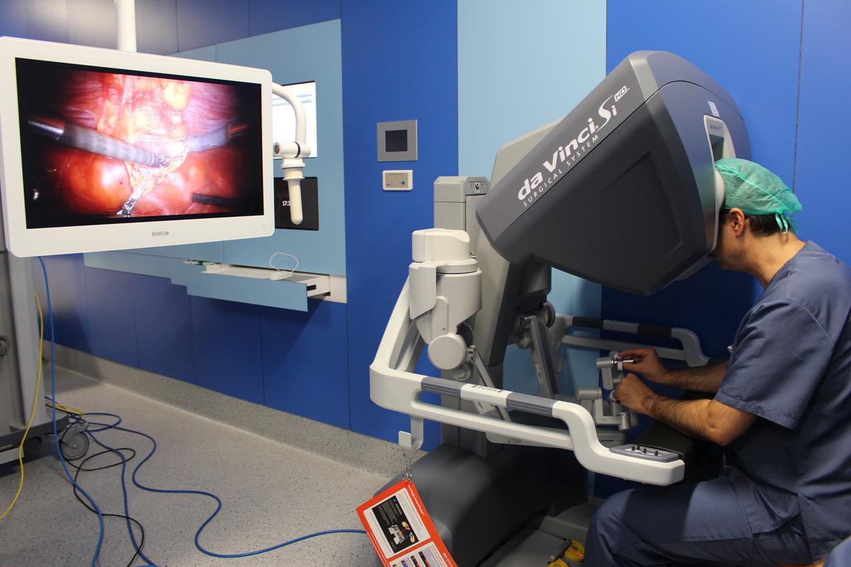 Imagen de una intervención con cirugía robótica en el Hospital General de Valencia.