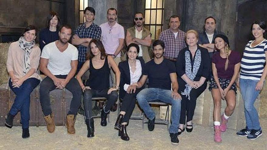Foto de grupo del elenco de actores.
