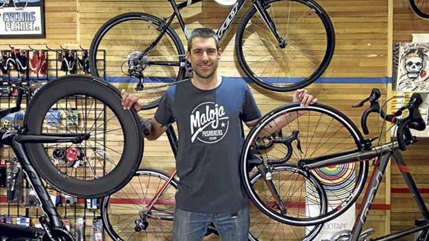 Hat gleich mehrere Eisen im Feuer: David Muntaner in seinem Fahrradgeschäft „Cycling Planet&quot; in Alaró.