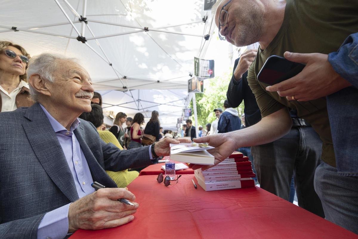Eduardo Mendoza conversa con un lector durante sus firmas en Sant Jordi.