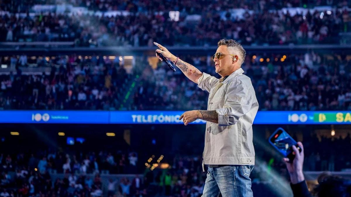 Alejandro Sanz durante su concierto en el Santiago Bernabeú