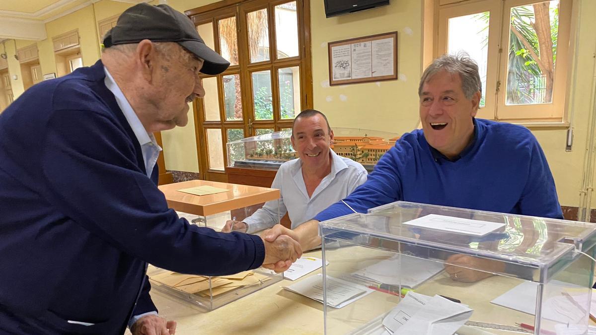 Fernando Arcega preside una de las mesas electorales