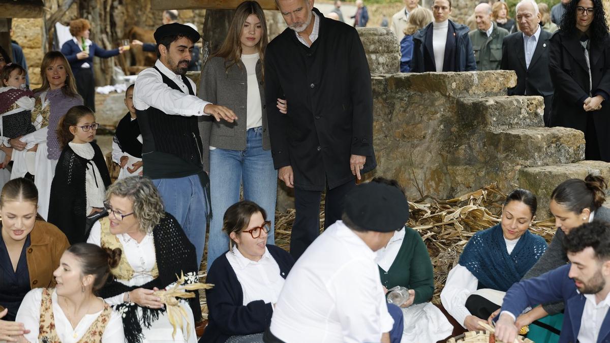 La Infanta Sofía y su padre, bajo un hórreo en Valdesoto, el pasado octubre.