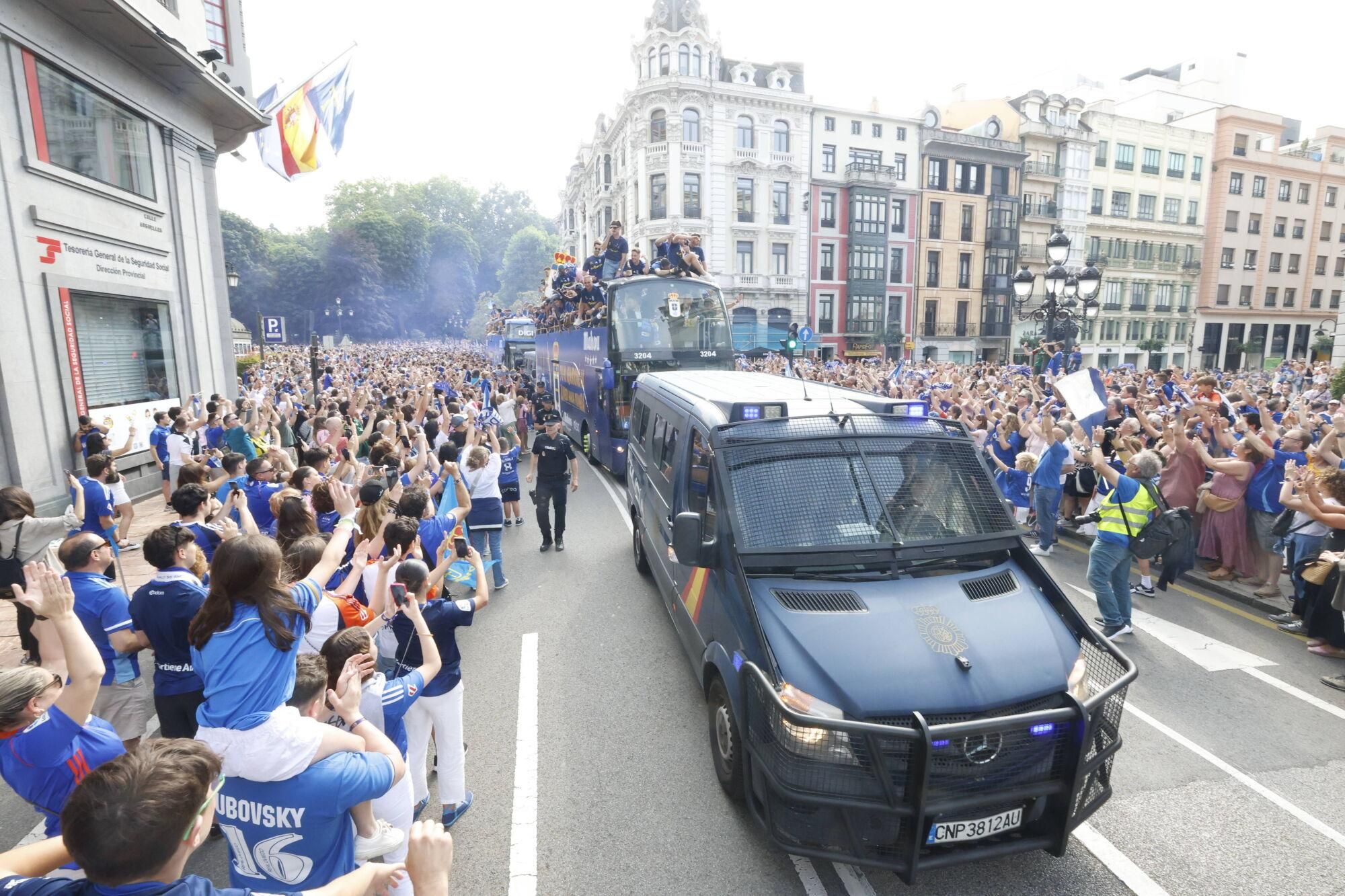 Locura azul en las calles de Oviedo para celebrar el ascenso del equipo a Primera División