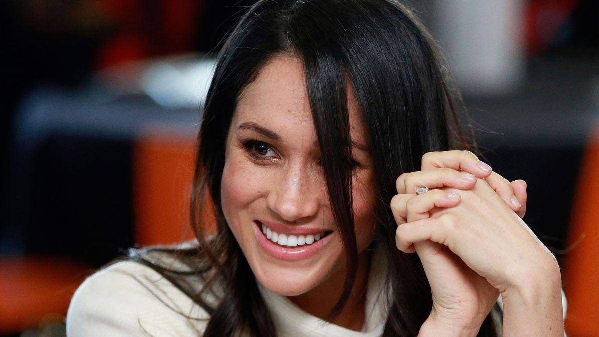 Meghan Markle sonriendo con canas