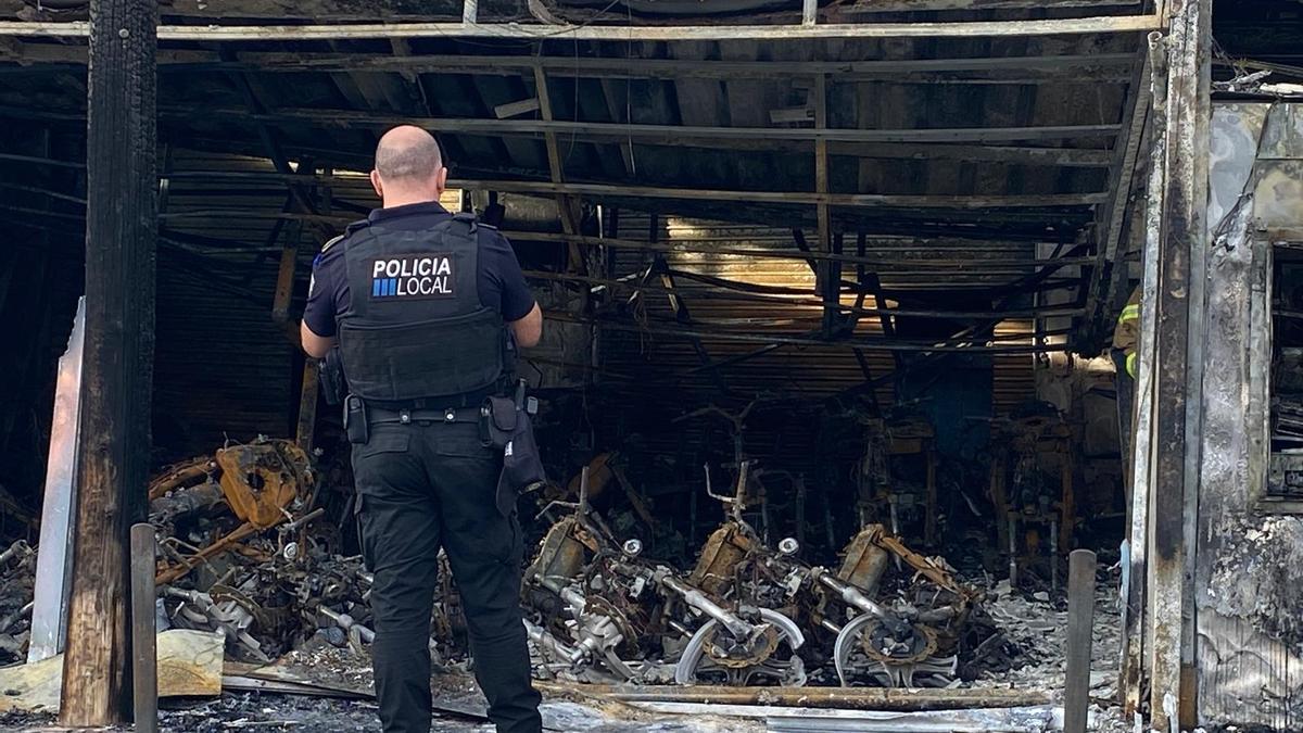 INCENDIO IBIZA | Arden unos locales en Platja d'en Bossa