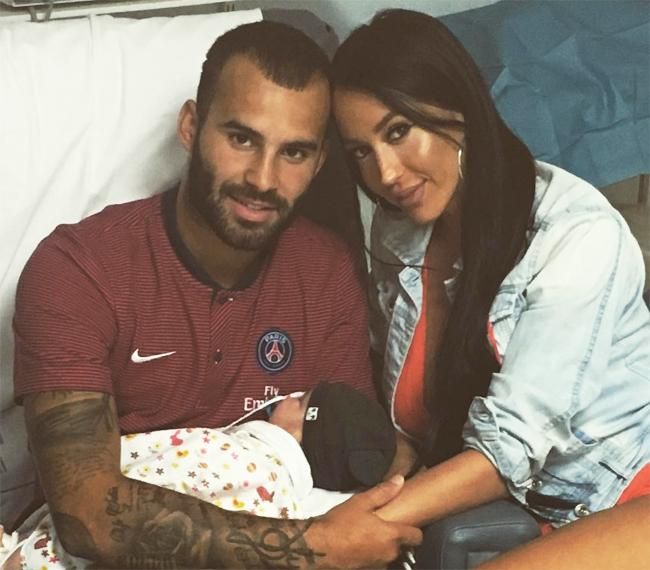El futbolista Jesé Rodríguez junto a su novia Aurah Ruiz y su hijo Nyan