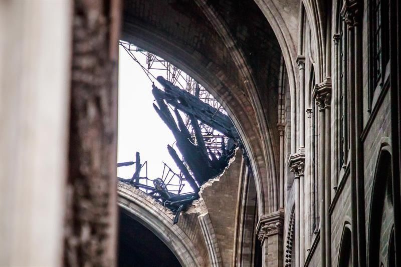 Incendio en la Catedral de Nôtre Dame