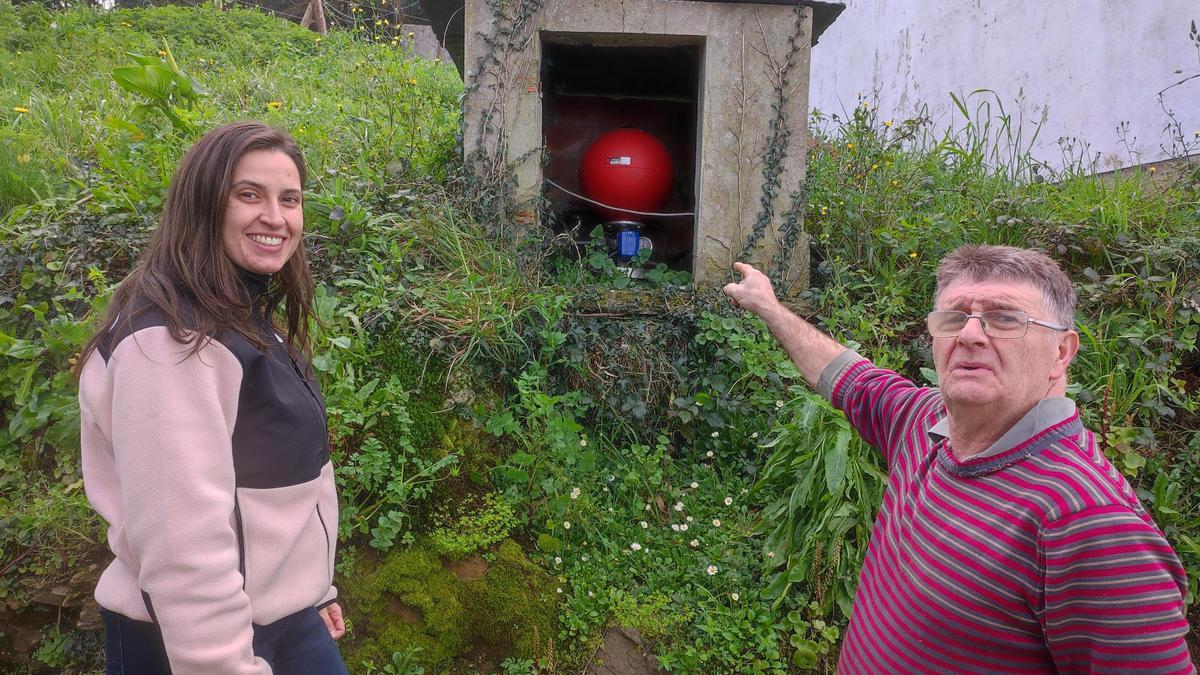 Noelia Castro y Alejandro Méndez junto al pozo de este último, en As Paleiras.