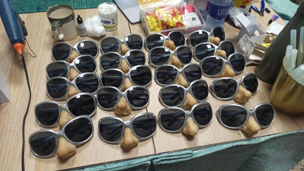 Detalle de las gafas que usan los componentes de A Contragolpe con la nariz incorporada para este Comba 2026.