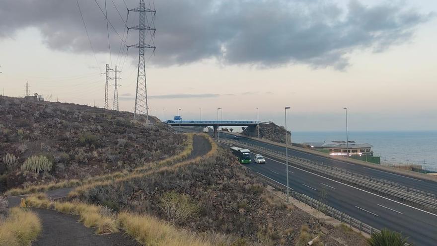 Un puente hacia ningún lugar sobre la autopista del Sur de Tenerife