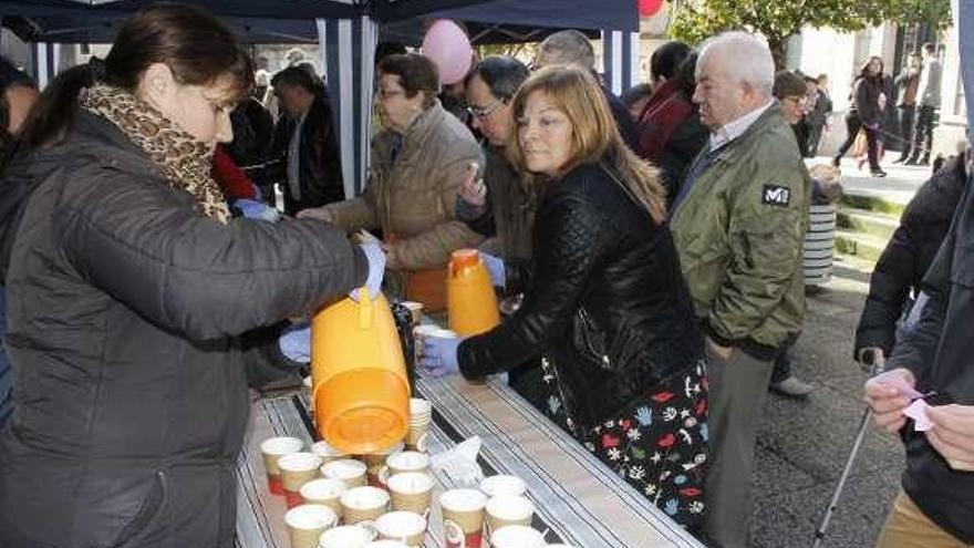 Chocolatada del año pasado en el atrio de Cangas. // Santos Álvarez