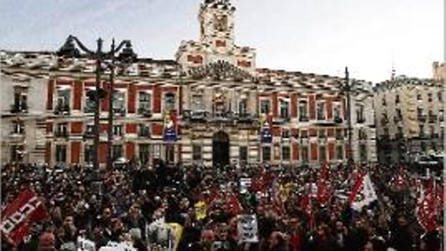 Milers de persones es van concentrar a la Puerta del Sol.