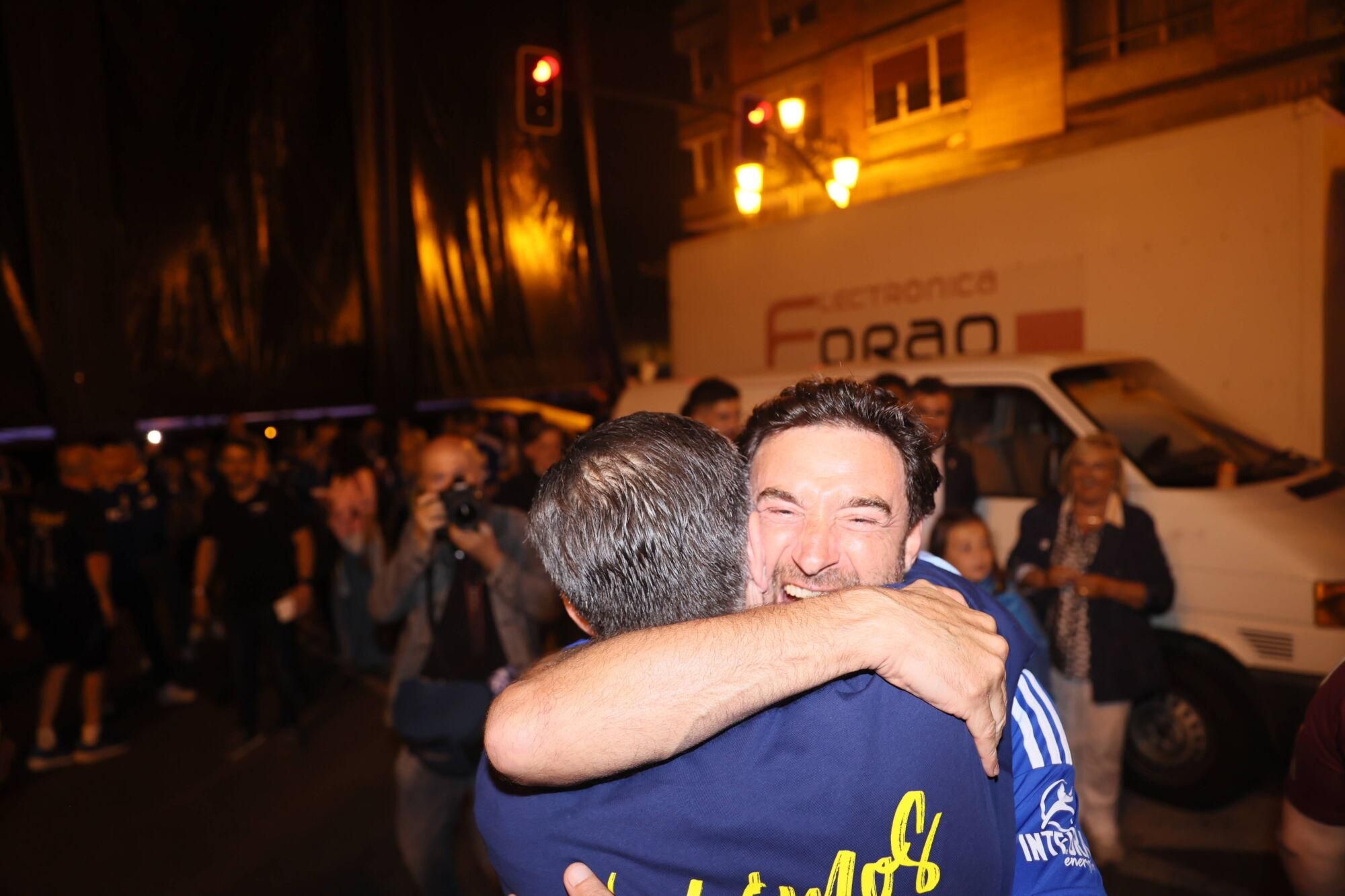 Así se celebró el ascenso del Oviedo a Primera: la afición estalla en una noche histórica