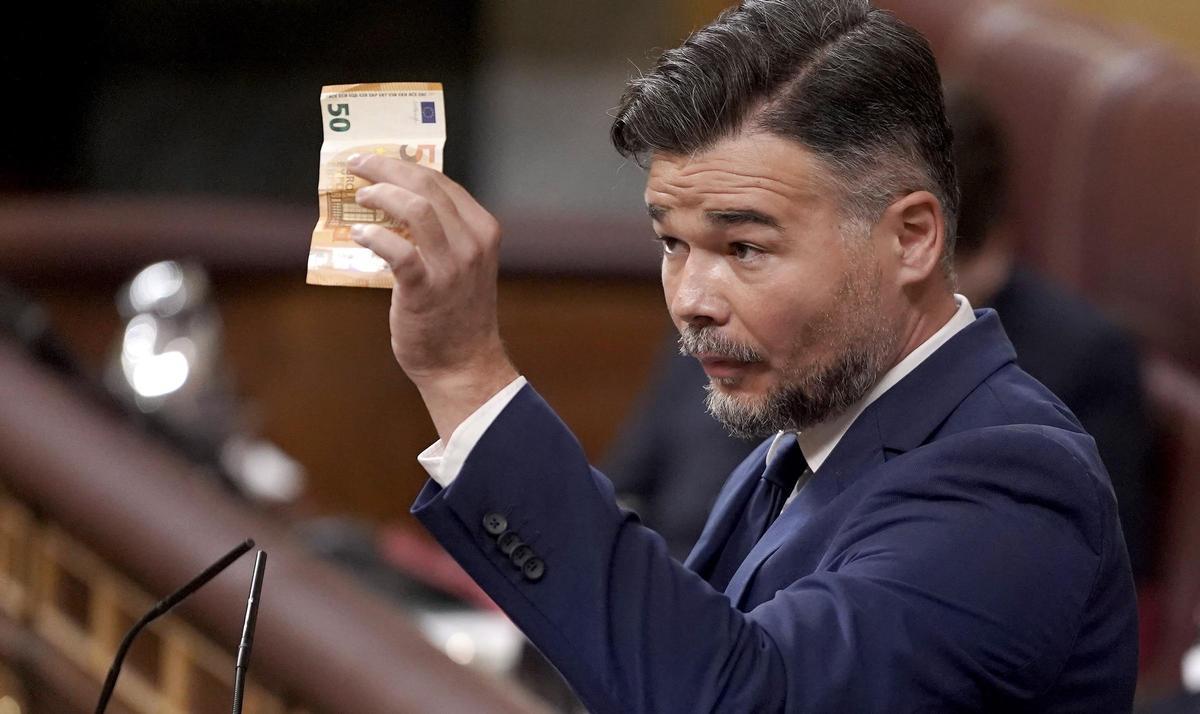 Gabriel Rufián muestra un billete de 50 euros a Junts. Pleno extraordinario para la votación de los decretos sobre vivienda, en el Congreso de los Diputados