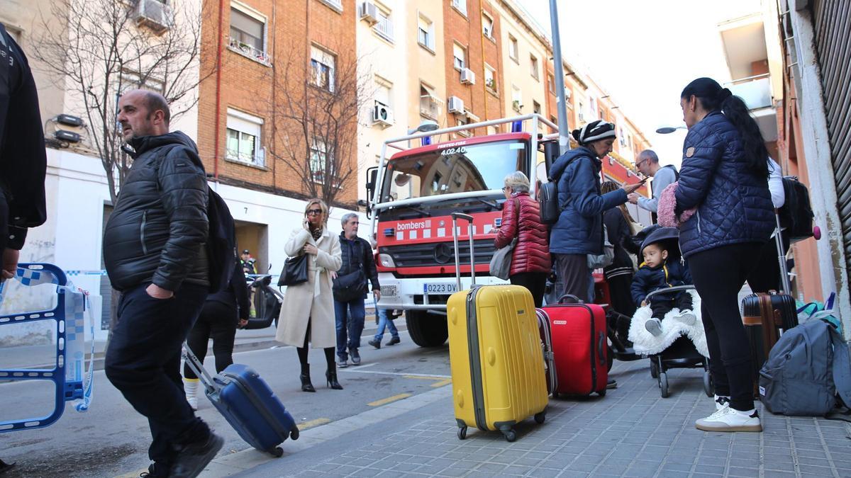 Evacuan de manera preventiva a los vecinos del bloque contiguo al que se derrumbó en Badalona