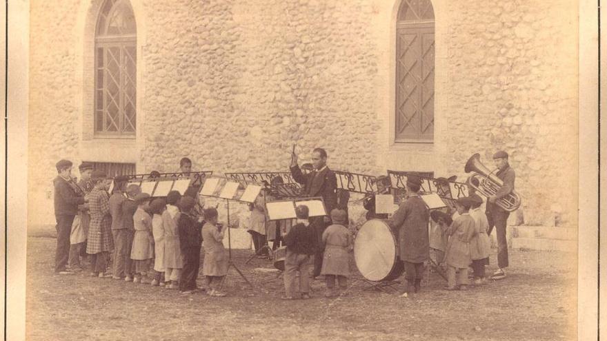 Aquesta fotografia es va fer davant el Convent del Carme