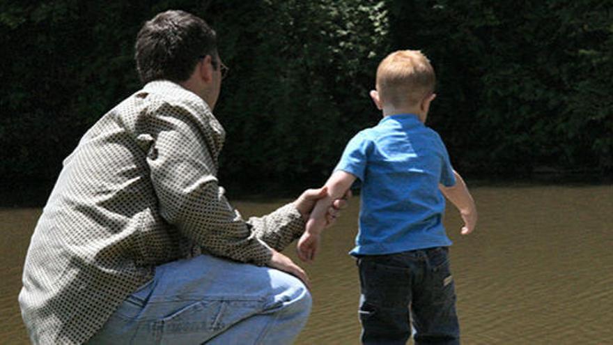 ¿Tienes testículos pequeños? Serás mejor padre