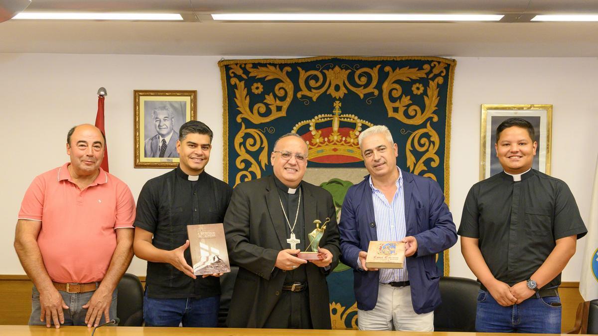 Tercero por la izquierda, el obispo monseñor Barrios con el regidor Manuel Taboada, cuarto