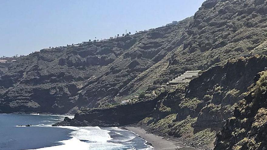 La playa de Los Patos seguirá sin  escalera nueve veranos después 