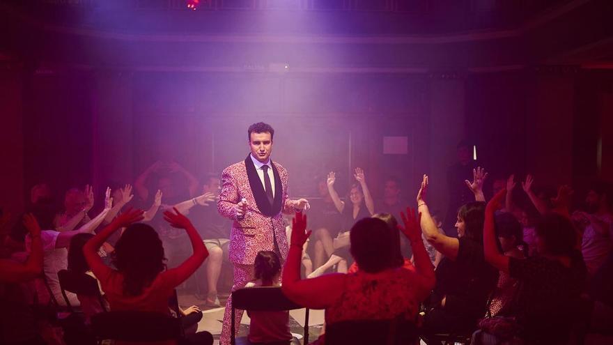 Hodei, el mago que "vuelca teatros" con su original escenografía e ilusionismo "inmersivo", este sábado en el Filarmónica: "El público es parte del espectáculo"